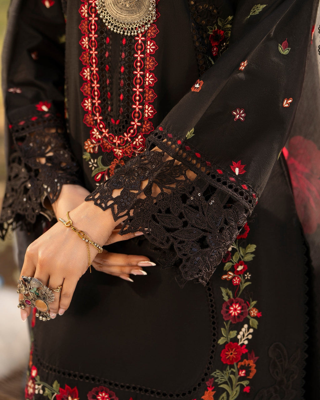 Karma Haya 1546 Black Flora